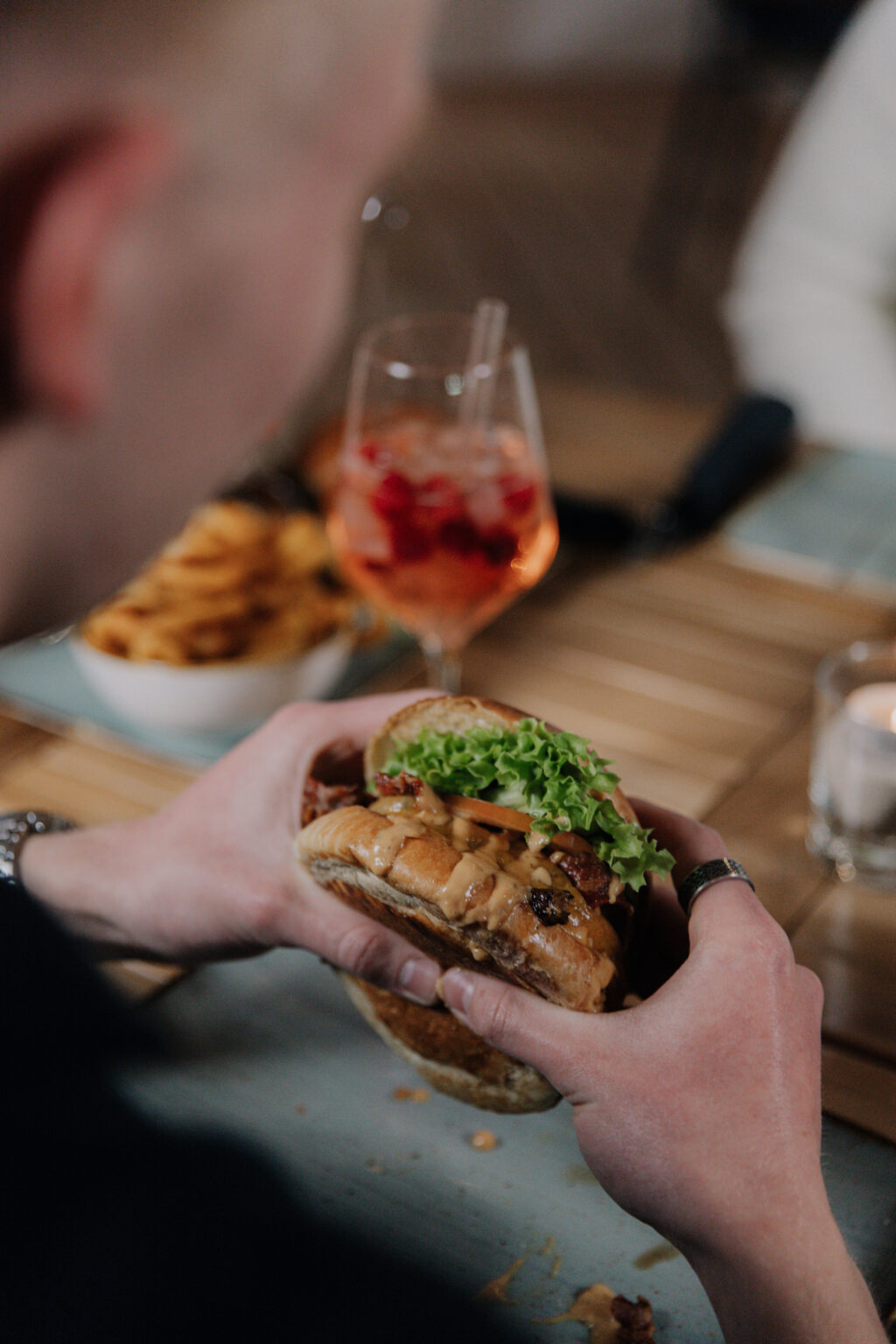 Burger in der Hand