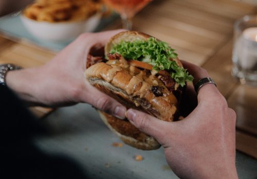 Burger in der Hand